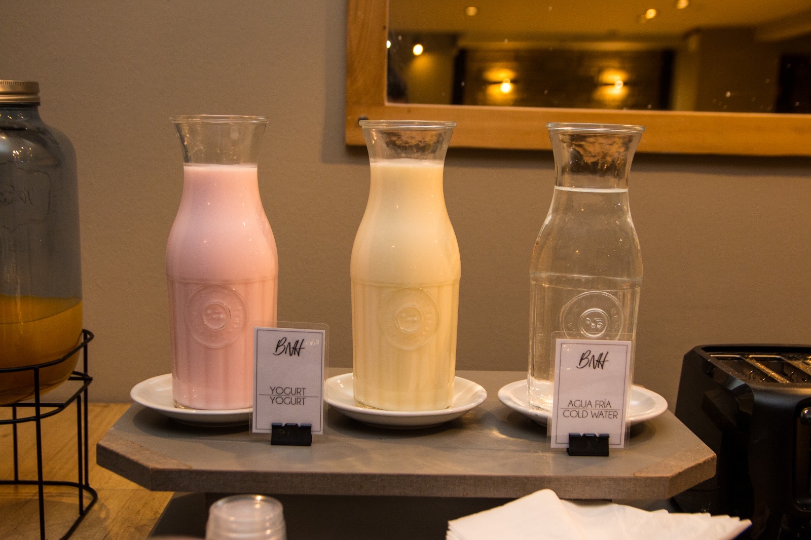 Yogur, leche y agua en el desayuno