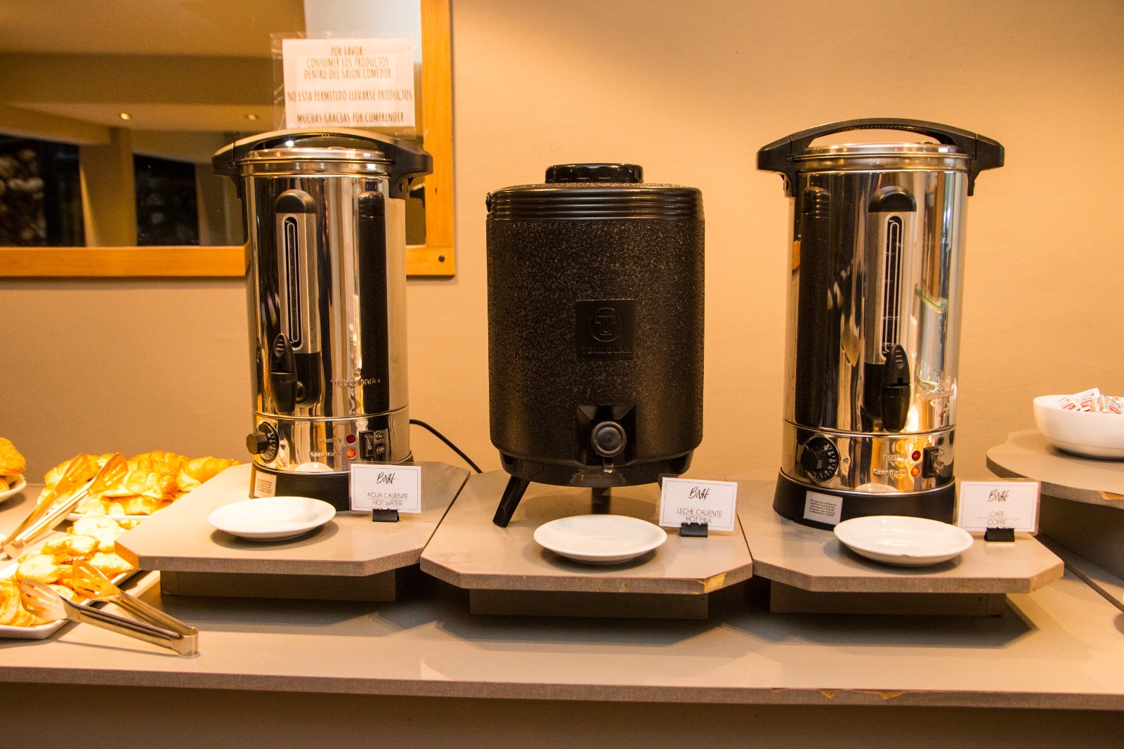 Café, agua caliente y facturas recién horneadas